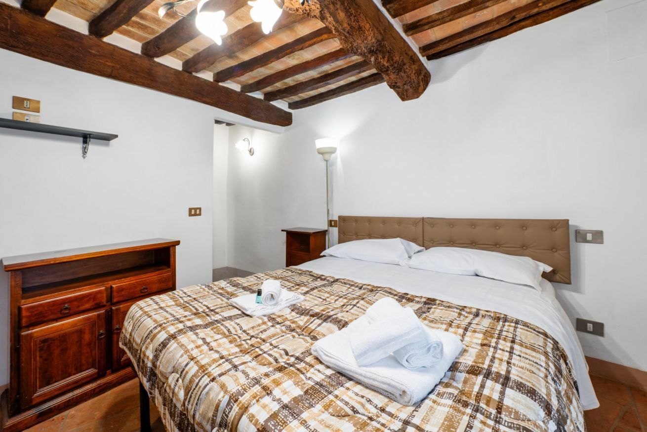 1 chambre, fer et planche à repasser