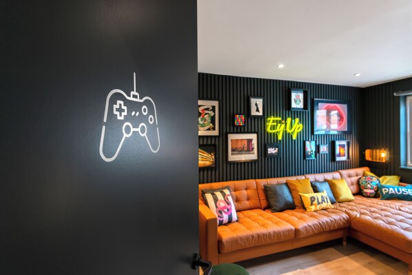 House, 6 Bedrooms | Living area - Peveril House  (Nottingham)