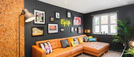 House, 6 Bedrooms | Living area