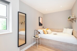 House, 6 Bedrooms | Laptop workspace, free WiFi - Peveril House  (Nottingham)