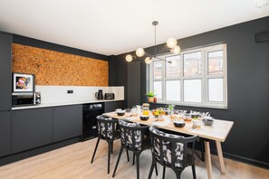 House, 6 Bedrooms | Private kitchen | Full-size fridge, microwave, stovetop, dishwasher - Peveril House  (Nottingham)
