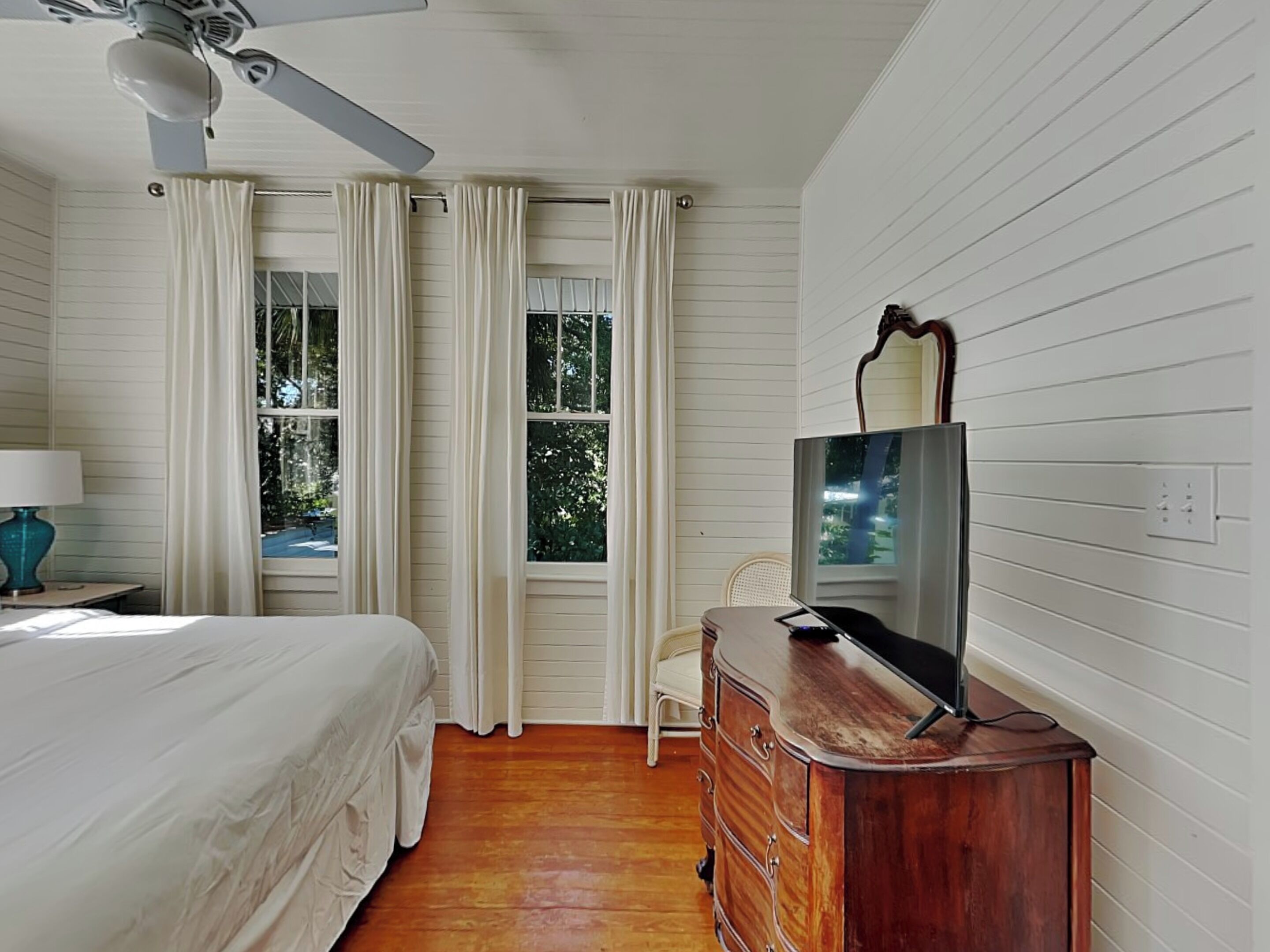 6 bedrooms, iron/ironing board, Internet, bed sheets