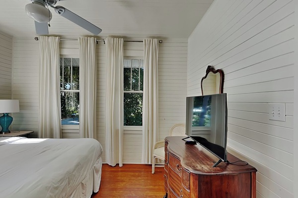 6 bedrooms, iron/ironing board, Internet, bed sheets