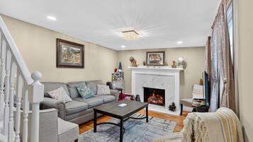 Een televisie, een open haard en boeken