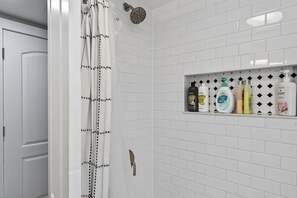 Haartrockner, Handtücher, Seife, Shampoo