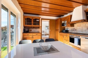 Frigorifero, microonde, forno, piano cottura