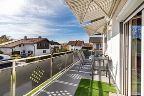 Outdoor dining - Attic Apartment with Air Conditioning in Freilassing (Freilassing)