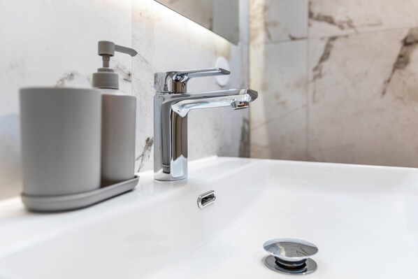 Een douche, handdoeken