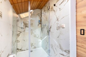 Douche, serviettes fournies