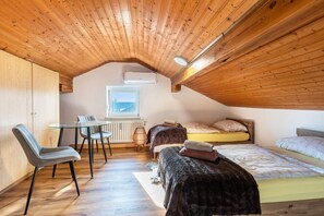 1 bedroom, WiFi, bed sheets - Attic apartment with air conditioning, in Freilassing (Freilassing)