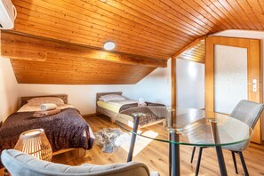 1 bedroom, WiFi, bed sheets - Attic apartment with air conditioning, in Freilassing (Freilassing)