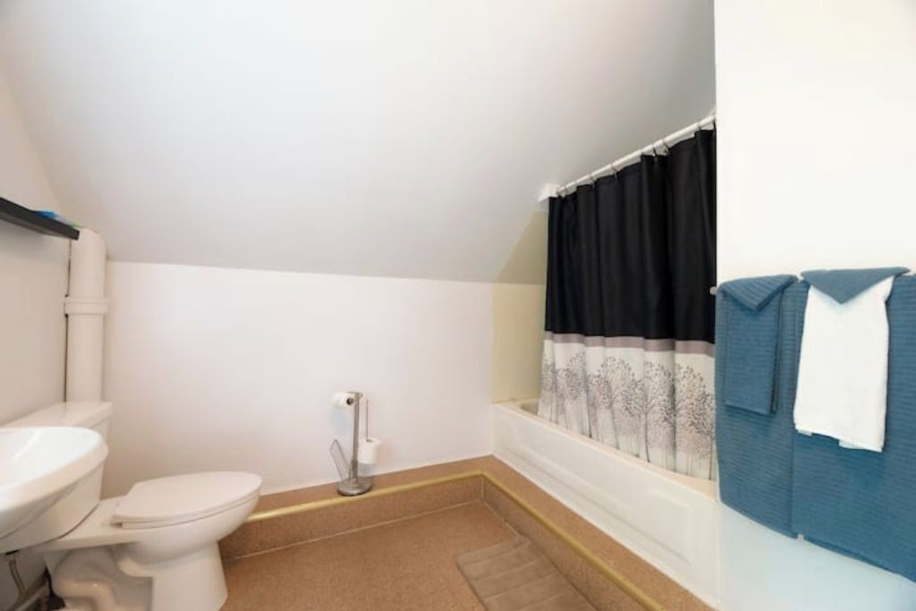 Ein kleines Badezimmer mit Toilette, Waschbecken und Badewanne.