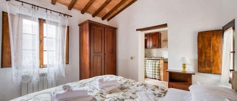 1 chambre, fer et planche Ă repasser