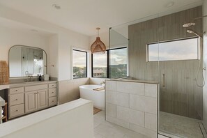 Hair dryer, towels, soap, shampoo - Luxury by Nature – Sedona Designer Retreat (Sedona)
