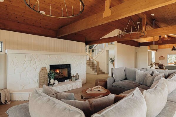 TV, fireplace - Luxury by Nature - Sedona Designer Retreat (Sedona)