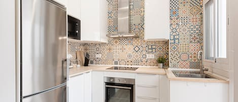 Frigorífico, microondas, horno y placa de cocina