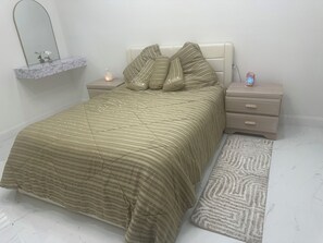 1 slaapkamer, een strijkplank/strijkijzer, internet, beddengoed