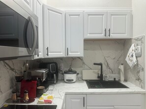 Een magnetron, een kookplaat, een vaatwasser