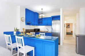 Microwave, oven, stovetop, coffee/tea maker - TenoHomes Scenic Ocean View Stay, North Tenerife (San Marcos)