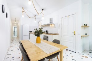 Micro-ondas, fogão, cooktop, cafeteira/chaleira