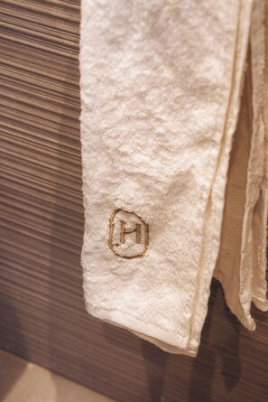 Deluxe Studio | Bathroom | Separate tub and shower, free toiletries, towels, soap - Hazelspaces in New Cairo (New Cairo)