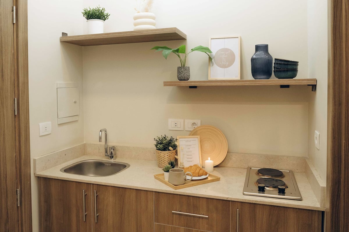 Fridge, microwave, stovetop, cookware/dishes/utensils