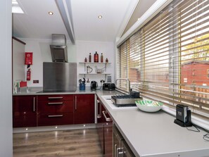 Cookware/dishes/utensils - 5 Waterside Wood (Windermere)