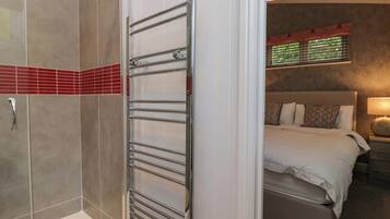 3 quartos, individualmente decorados, individualmente mobiliados