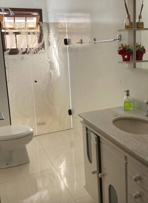 Kamar Keluarga | Kamar mandi | Shower, pengering rambut, handuk, dan sabun