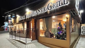 A restaurant with a sign reading "Hotel Restaurante Grill".