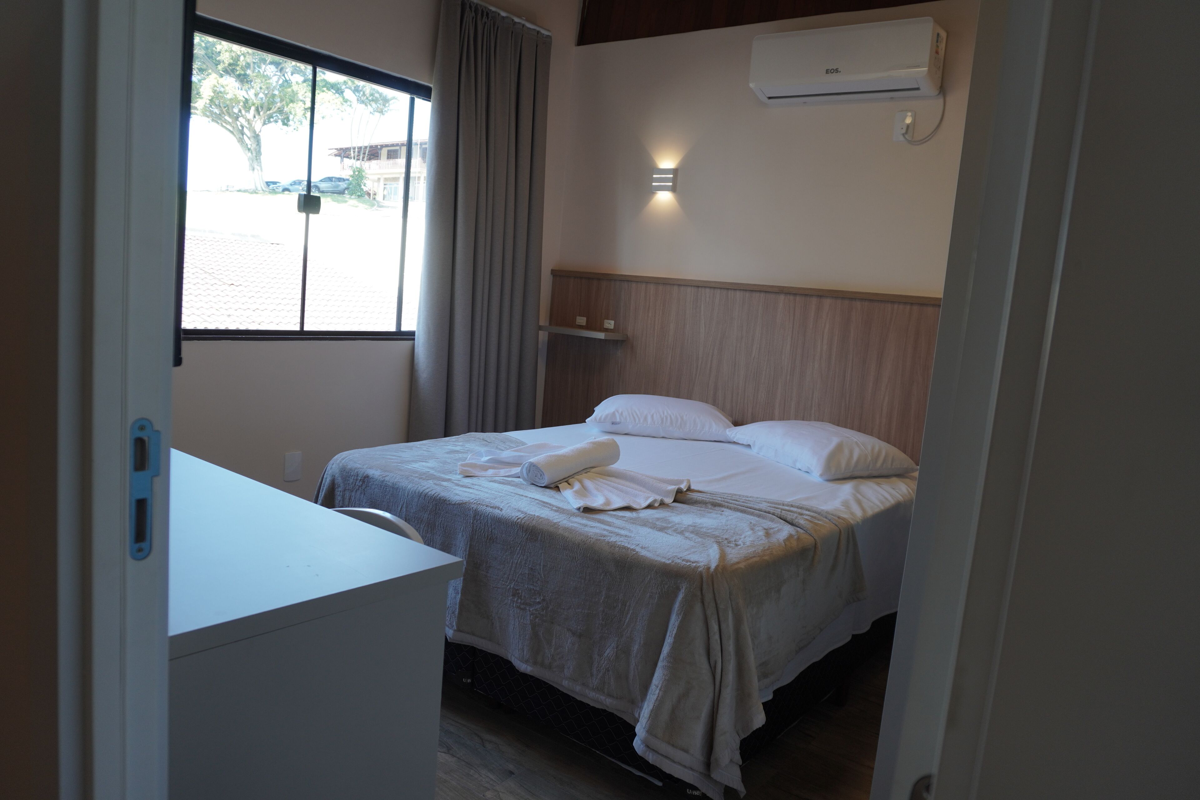 Family Room | Laptop workspace, free WiFi