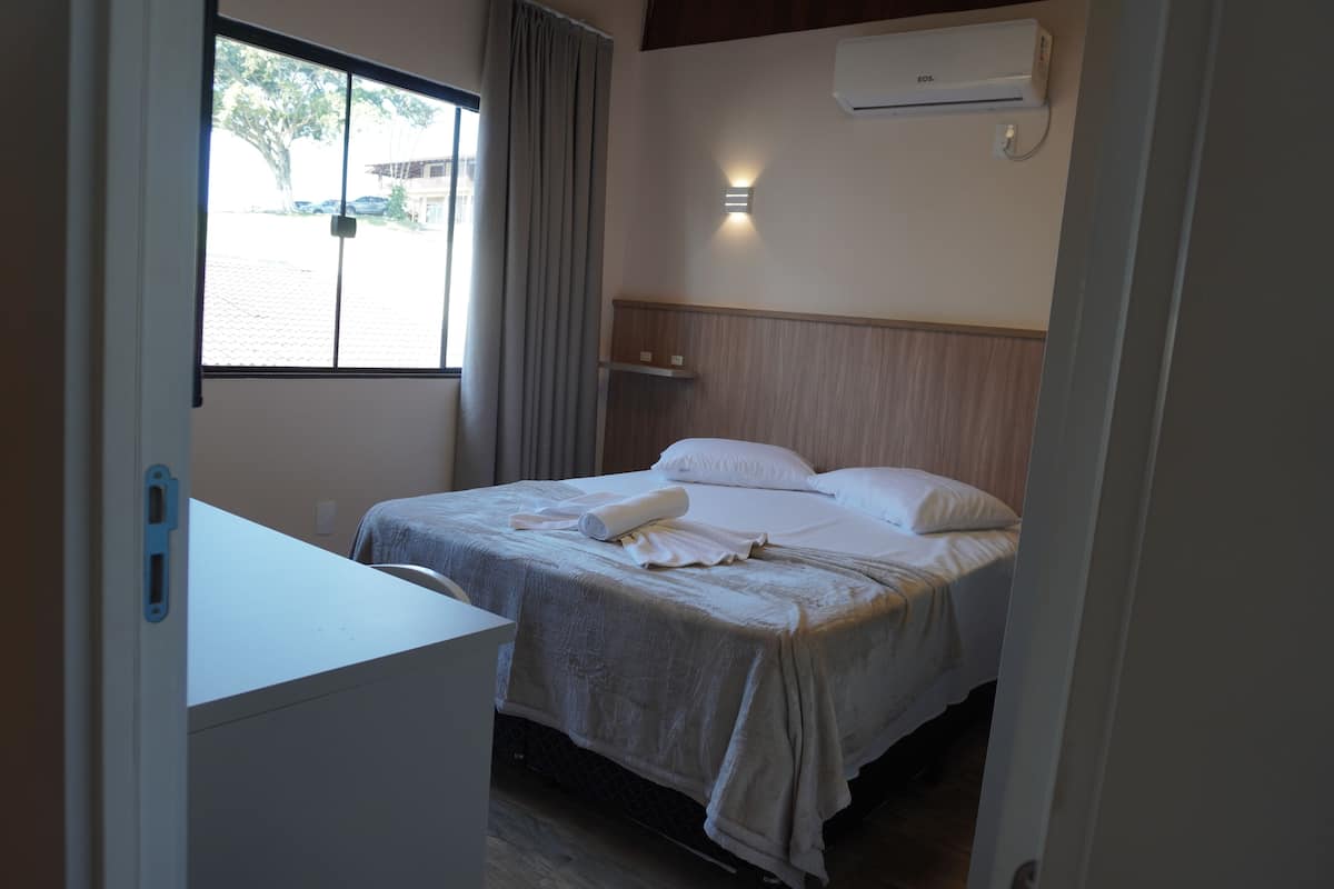 Family Room | Laptop workspace, free WiFi