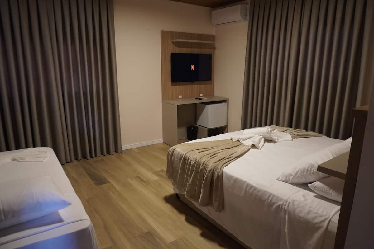 Family Room | Laptop workspace, free WiFi