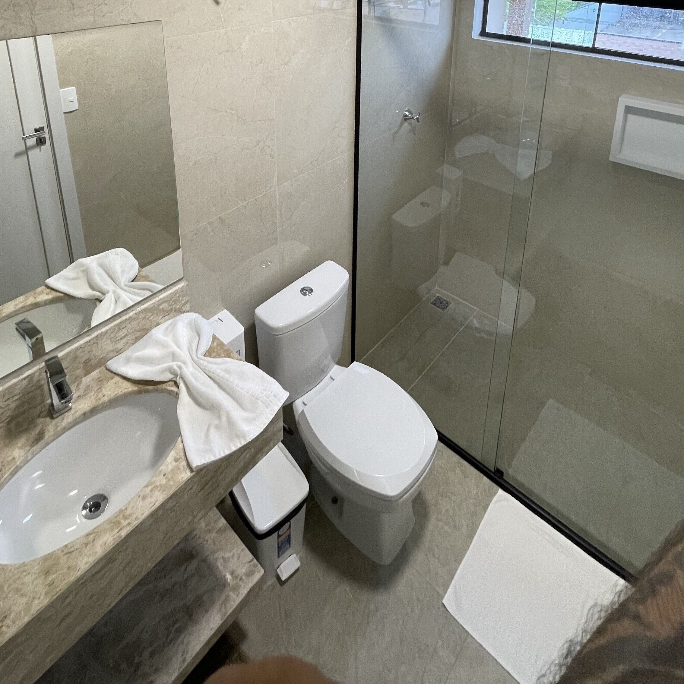 Un baño con lavamanos, inodoro y ducha.