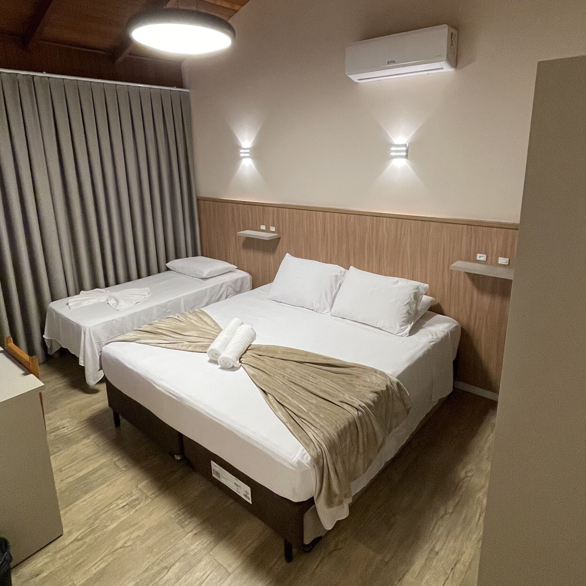 Familierom | Skrivebord for bærbar PC og wi-fi (inkludert)