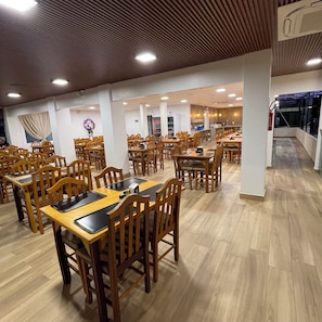 Restaurant - La Roza Hotel and Grill Restaurant (Penha)