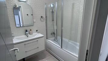 Dusche, Handtücher, Seife, Shampoo