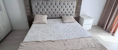 1 habitación, tabla de planchar con plancha y wifi gratis