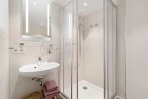 Douche, sĂšche-cheveux, serviettes fournies