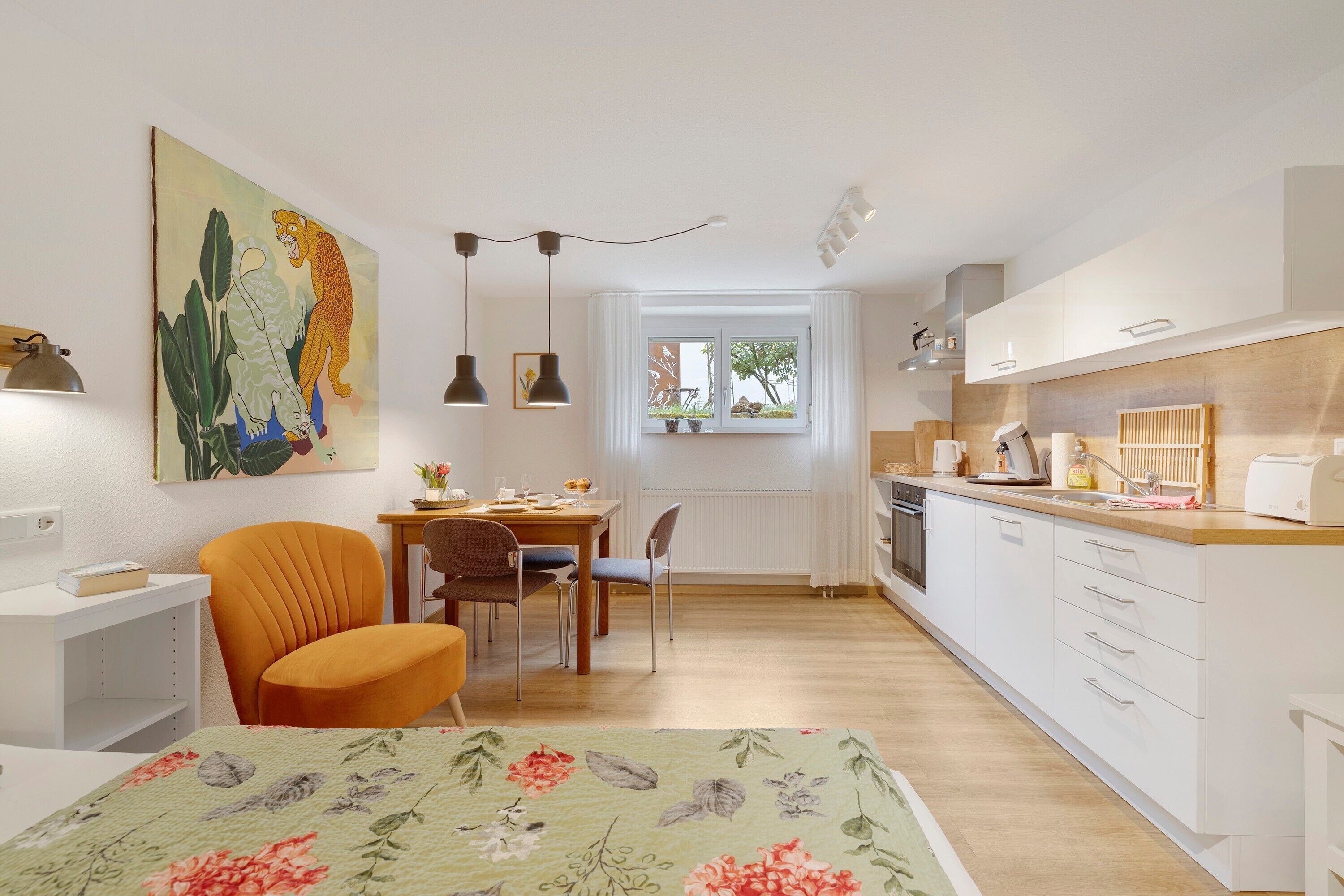 Fridge, oven, stovetop, coffee/tea maker