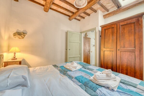 1 habitación y tabla de planchar con plancha 