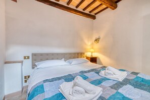 1 dormitorio y tabla de planchar con plancha