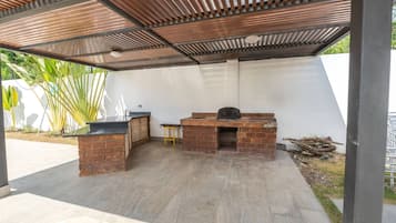 Huvila, 3 makuuhuonetta, tupakointi sallittu, yksityinen uima-allas | Terassi/patio
