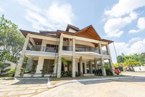 Villa, 3 habitaciones, para fumadores, alberca privada | Vista frontal de la propiedad