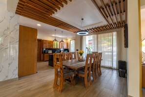 Villa, 3 habitaciones, para fumadores, alberca privada | Comedor