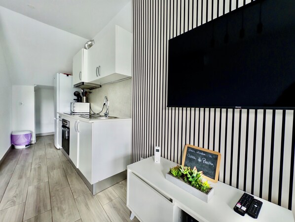 Een koelkast, een magnetron, een oven, een kookplaat