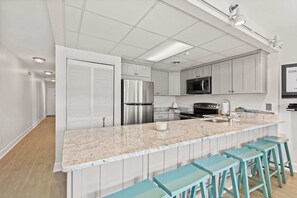 Kjøleskap, mikrobølgeovn, ovn og kokeplater