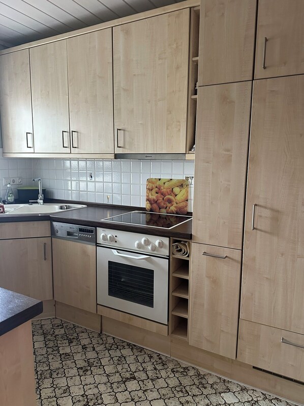 Frigorífico, microondas, horno y placa de cocina