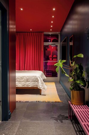 Tabla de planchar con plancha, wifi, ropa de cama