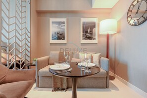 Dining - Full Canal Views, Minutes from Downtown and Burj Khalifa (Dubai)